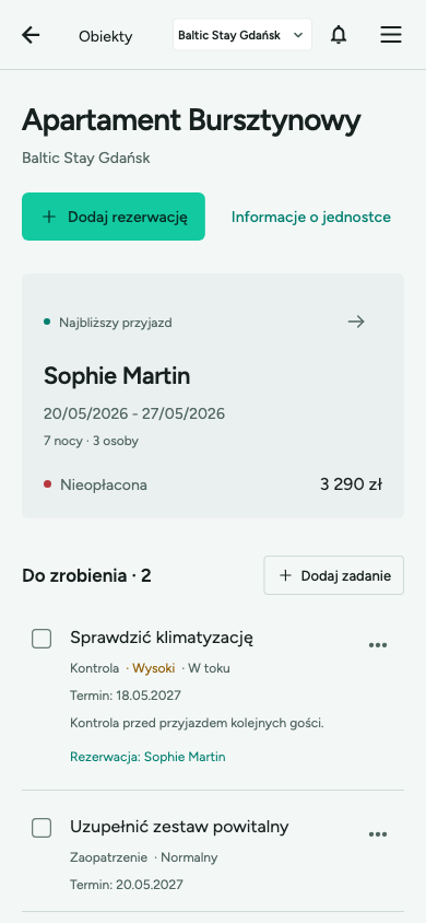Ekran apartamentu w jasnym motywie: gość, termin pobytu i lista zadań.